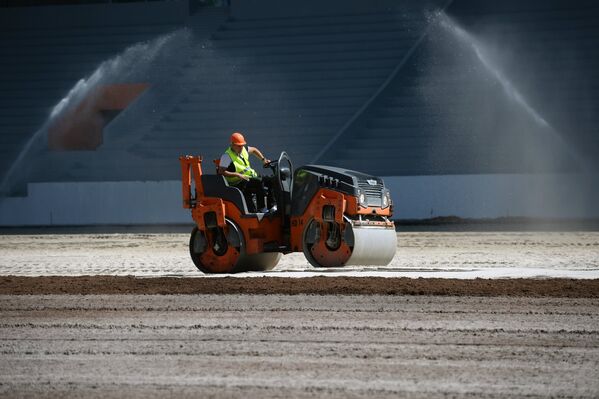 Подготовка к посеву травы футбольного поля на реконструируемой Екатеринбург Арене к чемпионату мира по футболу 2018 года