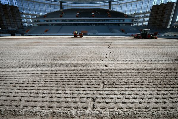 Посев травы на футбольном поле реконструируемой Екатеринбург Арены к чемпионату мира по футболу 2018 года