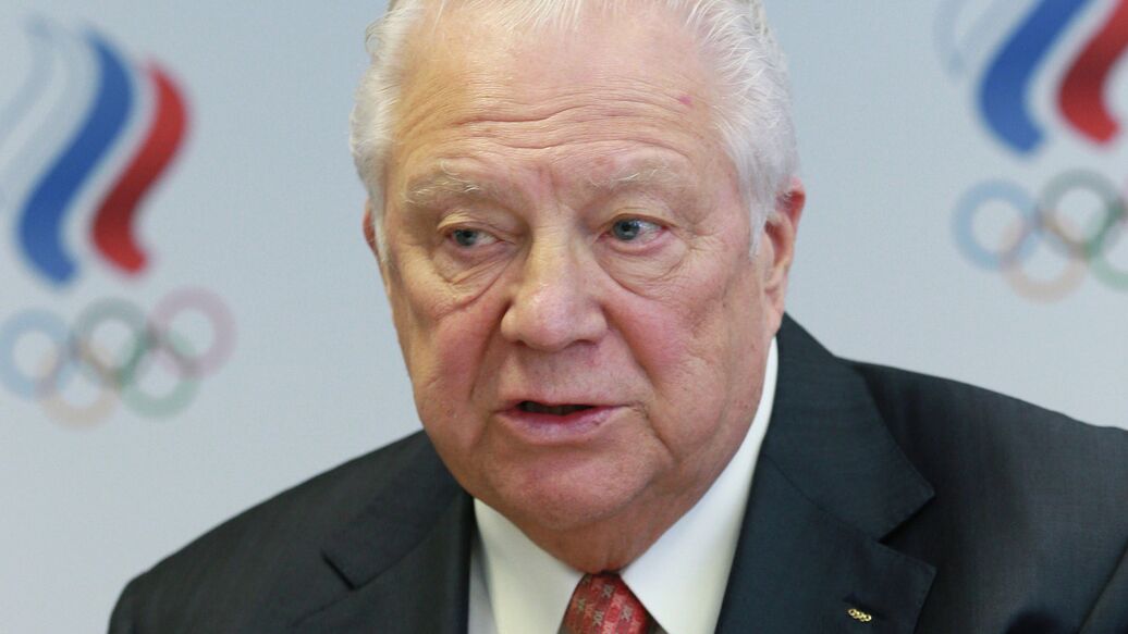 Путин вручил почетному президенту ОКР награду за звание Героя Труда