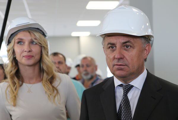 Заместитель председателя правительства РФ Виталий Мутко (справа)
