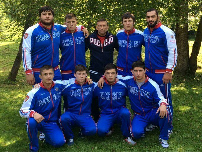 Спортсмены юниорской сборной России по вольной борьбе