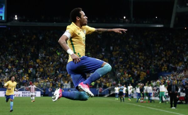 Нападающий сборной Бразилии Неймар радуется забитому мячу