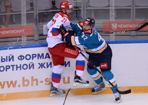 Нападающий олимпийской сборной России Сергей Калинин (слева) и защитник ХК Сочи Никита Щитов