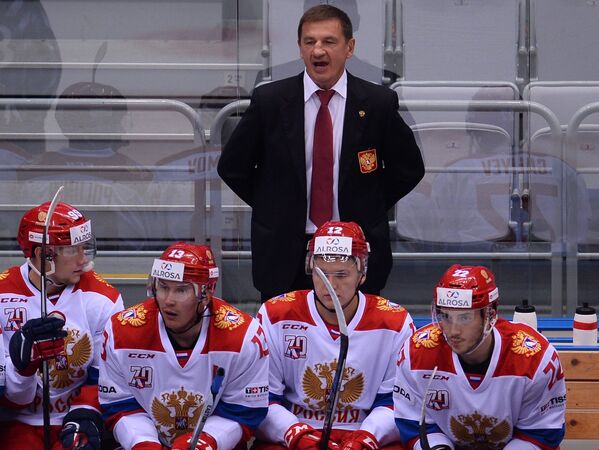 Главный тренер олимпийской сборной России Валерий Брагин (на втором плане)