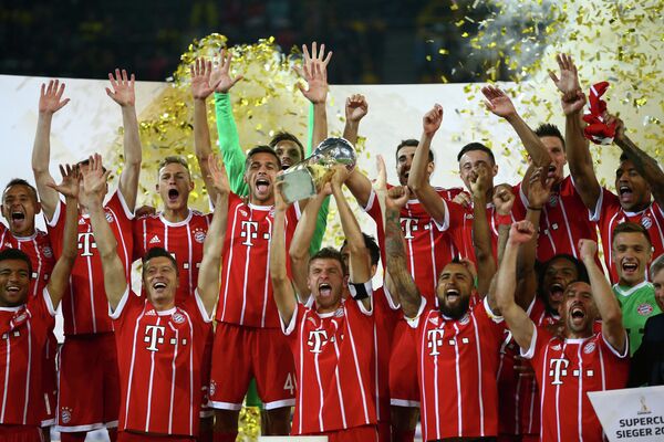 Футболисты Баварии после победы в матче за Суперкубок Германии