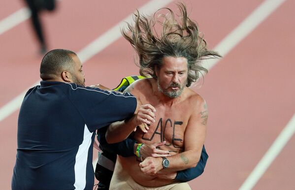 Болельщик, выбежавший на дорожку Олимпийского стадиона в Лондоне