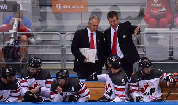 Главный тренер сборной Канады Уилли Дежарден (слева на втором плане)