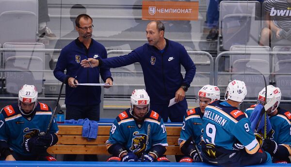 Главный тренер ХК Сочи Сергей Зубов (справа на втором плане)