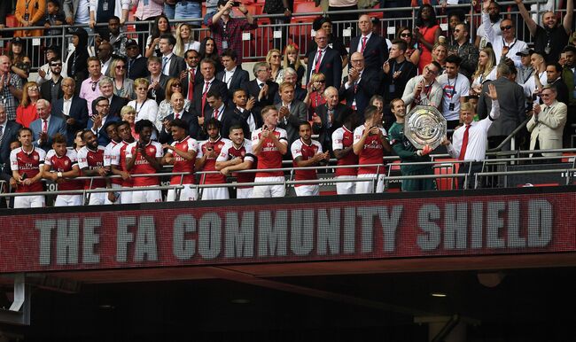 Футболисты Арсенала с трофеем за победу в Суперкубке Англии