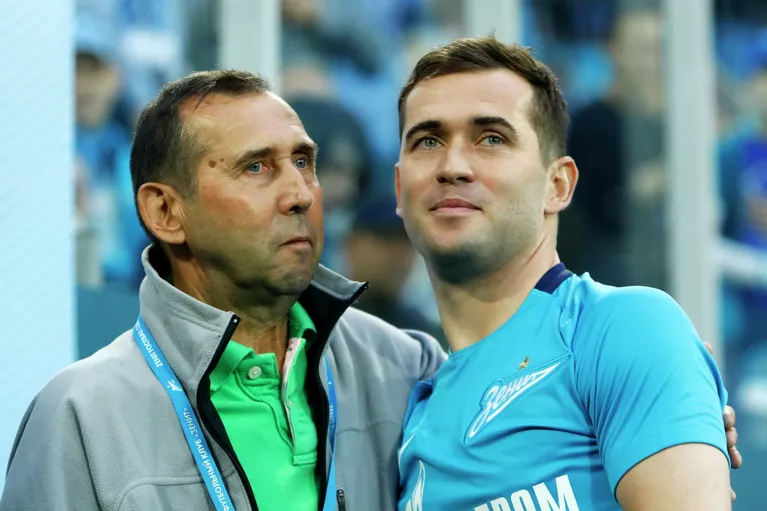 Игрок ФК Зенит Александр Кержаков (справа) с отцом Анатолием Кержаковым Игрок ФК Зенит Александр Кержаков (справа) с отцом Анатолием Кержаковым
