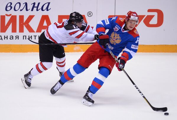 Форварды сборной Канады Джастин Азеведу (слева) и олимпийской сборной России Егор Коршков