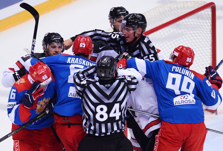 Потасовка в матче хоккейного турнира Sochi Hockey Open между олимпийской сборной России и сборной Канады