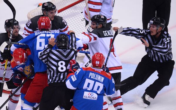 Потасовка в матче хоккейного турнира Sochi Hockey Open между олимпийской сборной России и сборной Канады