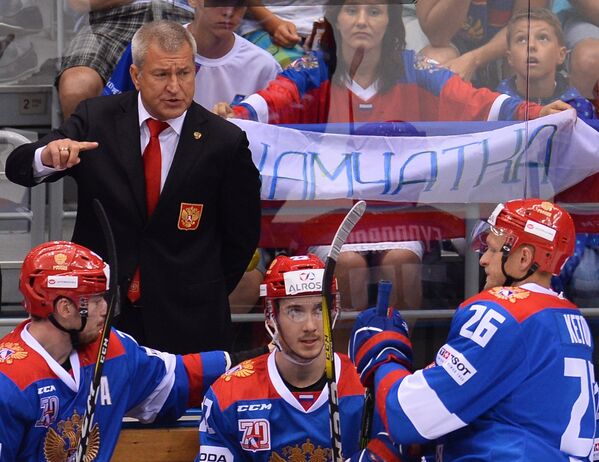Главный тренер олимпийской сборной России Олег Браташ (слева на втором плане)