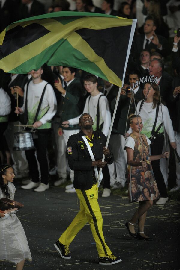 Знаменосец сборной Ямайки Усэйн Болт на церемонии открытия Олимпийских игр 2012 года в Лондоне