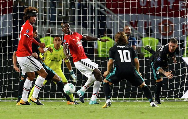 Игровой момент матча Манчестер Юнайтед - Реал