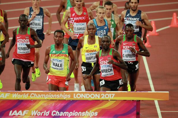 Спортсмены во время финального забега на 3000 метров