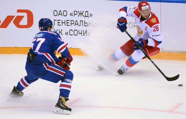Нападающий олимпийской сборной России Евгений Кетов (справа) и защитник ХК СКА Егор Рыков