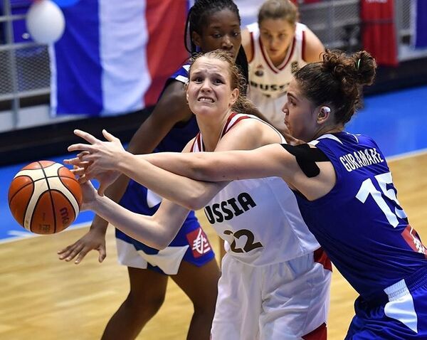 Игровой момент матча 1/8 финала чемпионата Европы по баскетболу среди игроков до 18 лет между сборными России и Франции