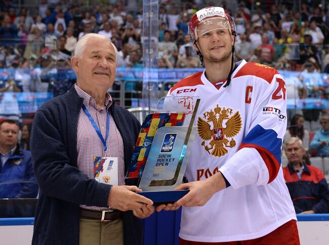 Капитан олимпийской сборной России Евгений Кетов (справа) с кубком турнира Sochi Hockey Open и прославленный хоккеист и тренер Владимир Юрзинов