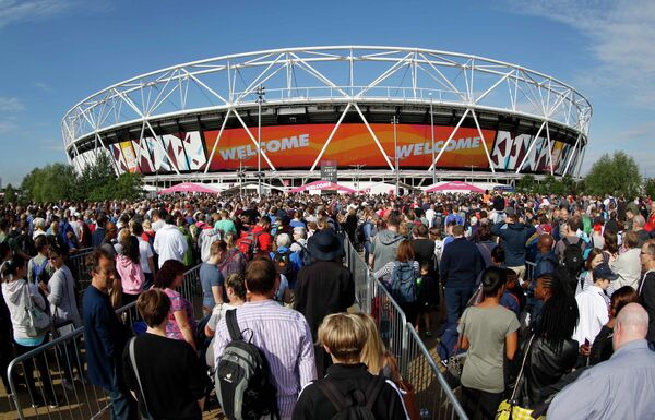 Болельщики перед входом на стадион Лондон Стэдиум, где проходят соревнования чемпионата мира по легкой атлетике
