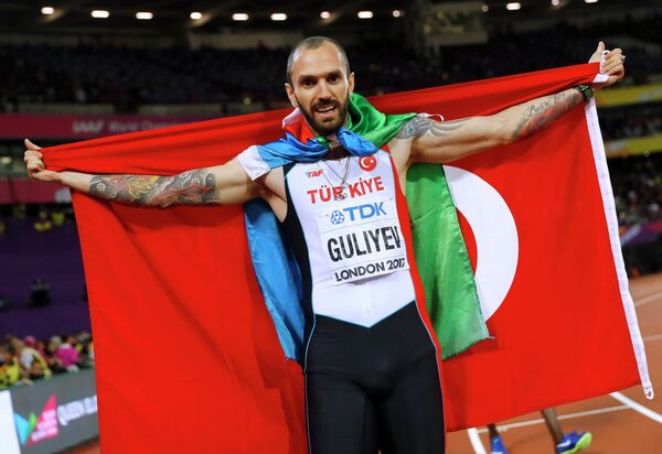 Рамиль Гулиев с флагами Турции и Азербайджана