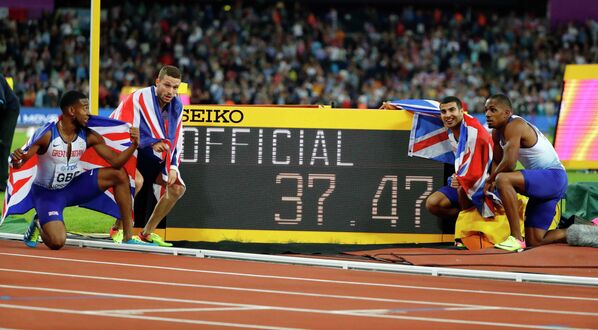 Спортсмены сборной Великобритании после финиша в финале эстафеты 4 по 100 метров
