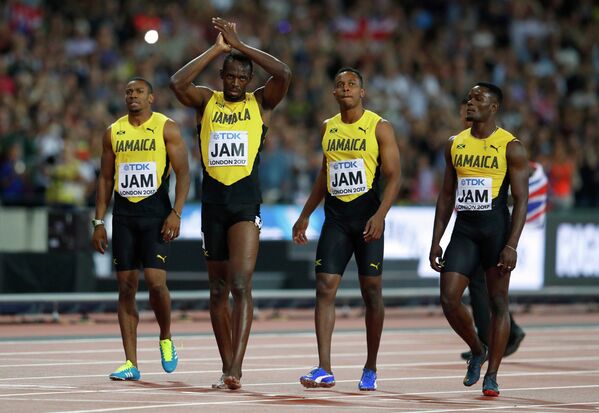 Спортсмены сборной Ямайки во главе с Усэйном Болтом (второй слева)
