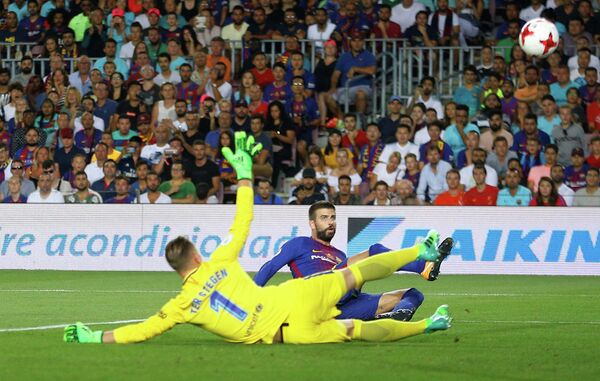 Защитник Барселоны Жерар Пике срезает мяч в собственные ворота
