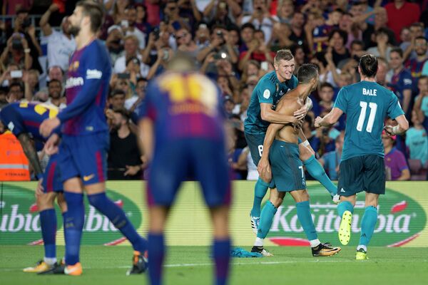 Футболисты Реала радуются забитому мячу Криштиану Роналду