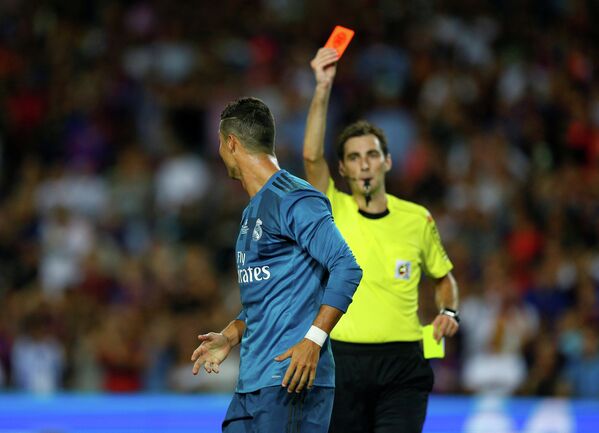 Главный арбитр встречи показывает красную карточку форварду Реала Криштиану Роналду (слева)