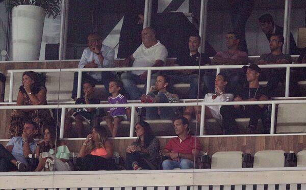 Криштиану Роналду с трибуны наблюдает за игрой Реал - Барселона
