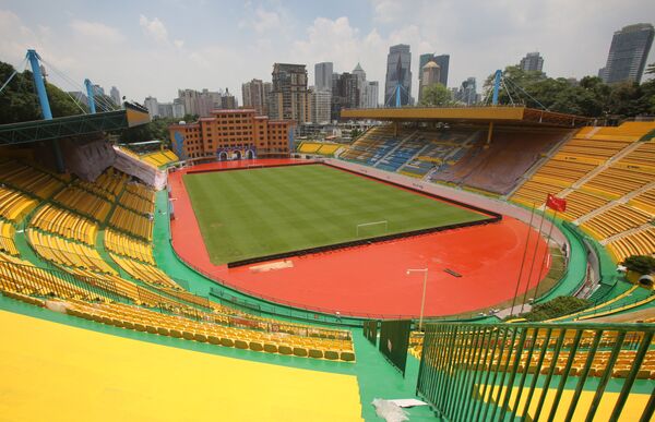 Стадион клуба Гуанчжоу Фули, покрашенный в золотой цвет