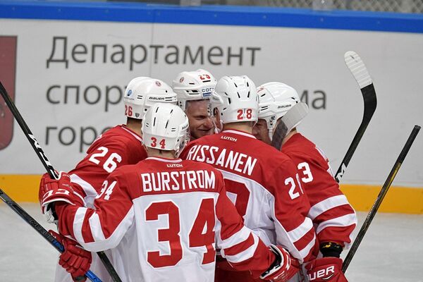 Хоккеисты Витязя Алексей Копейкин, Никлас Бурстрем и Яакко Риссанен (слева направо)