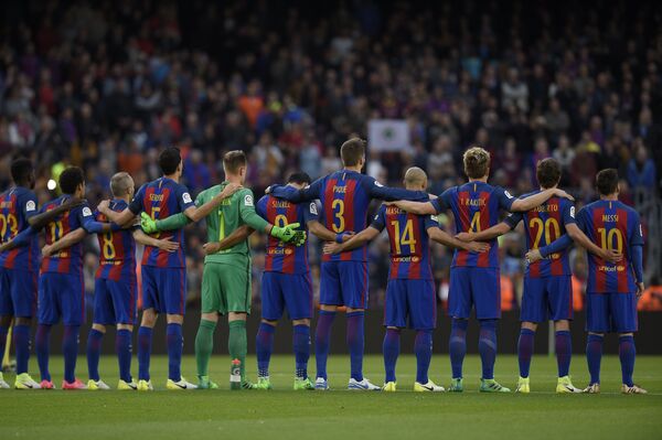 Футболисты Барселоны во время минуты молчания
