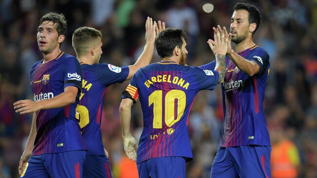 Футболисты Барселоны радуются забитому мячу