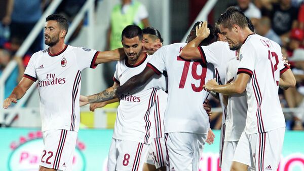 Футболисты Милана радуются забитому мячу