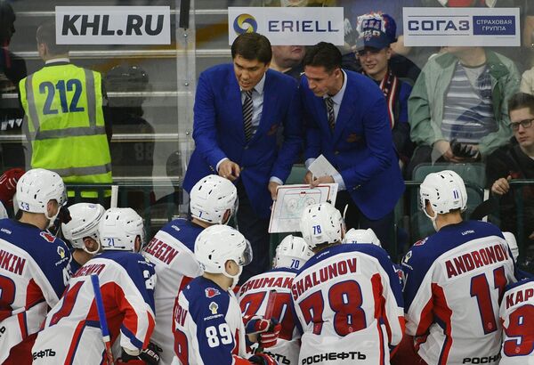 Главный тренер ЦСКА Игорь Никитин (слева на втором плане) и тренер Альберт Лещёв