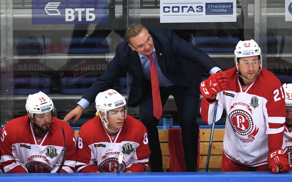 Хоккеисты Витязя Роман Горак, Артём Ворошило, Никита Выглазов (слева направо) и главный тренер команды Валерий Белов (в центре)
