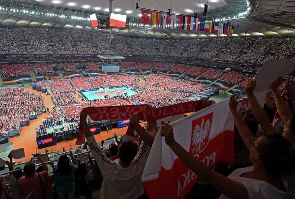 Зрители на матче сборных Польши и Сербии на чемпионате Европы по волейболу
