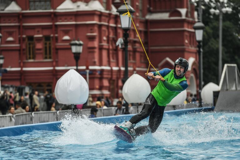 Вейкбордист на открытии вейк-парка в центре Москвы