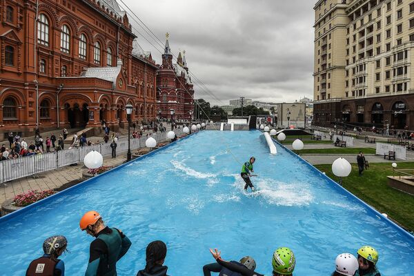 Вейкбордисты на открытии вейк-парка в центре Москвы