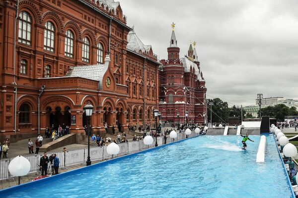 Вейкбордист на открытии вейк-парка в центре Москвы