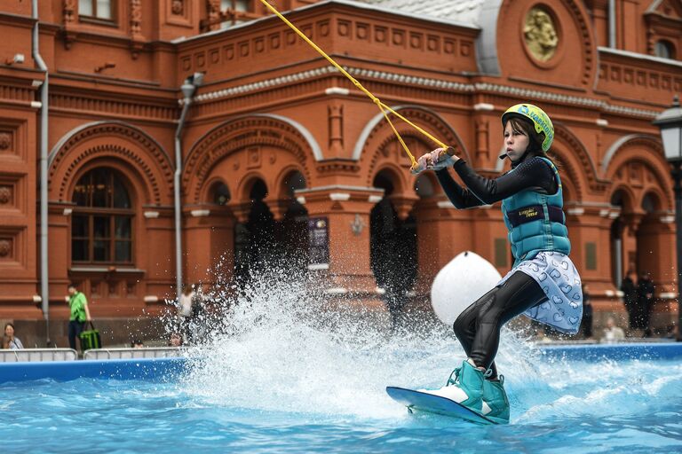 Вейкбордистка на открытии вейк-парка в центре Москвы