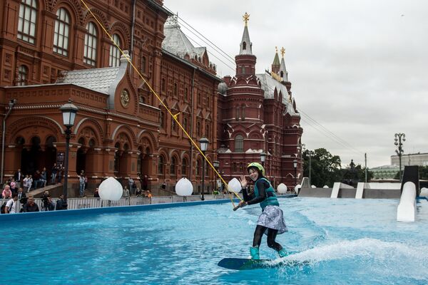 Вейкбордистка на открытии вейк-парка в центре Москвы