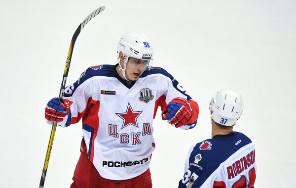 Хоккеисты ЦСКА Андрей Кузьменко (слева) и Мэт Робинсон