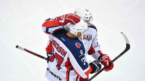 Хоккеисты ЦСКА Мэт Робинсон (слева) и Богдан Киселевич радуются заброшенной шайбе