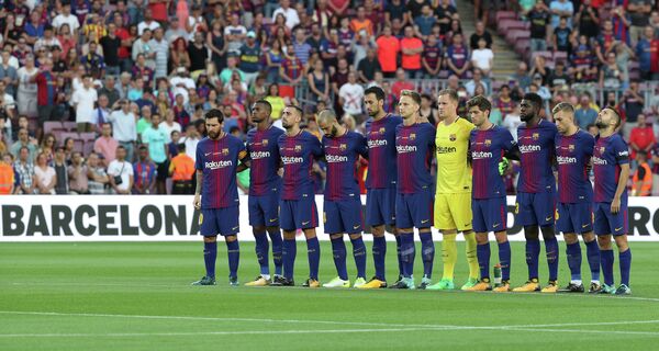 Футболисты Барселоны во время минуты молчания