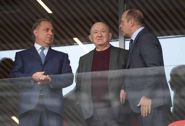 Заместитель председателя правительства РФ Виталий Мутко, первый вице-президент Российского футбольного союза Никита Симонян и президент Российской футбольной премьер-лиги Сергей Прядкин (слева направо)