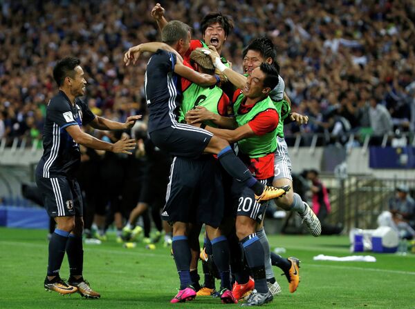 Футболисты сборной Японии радуются победе